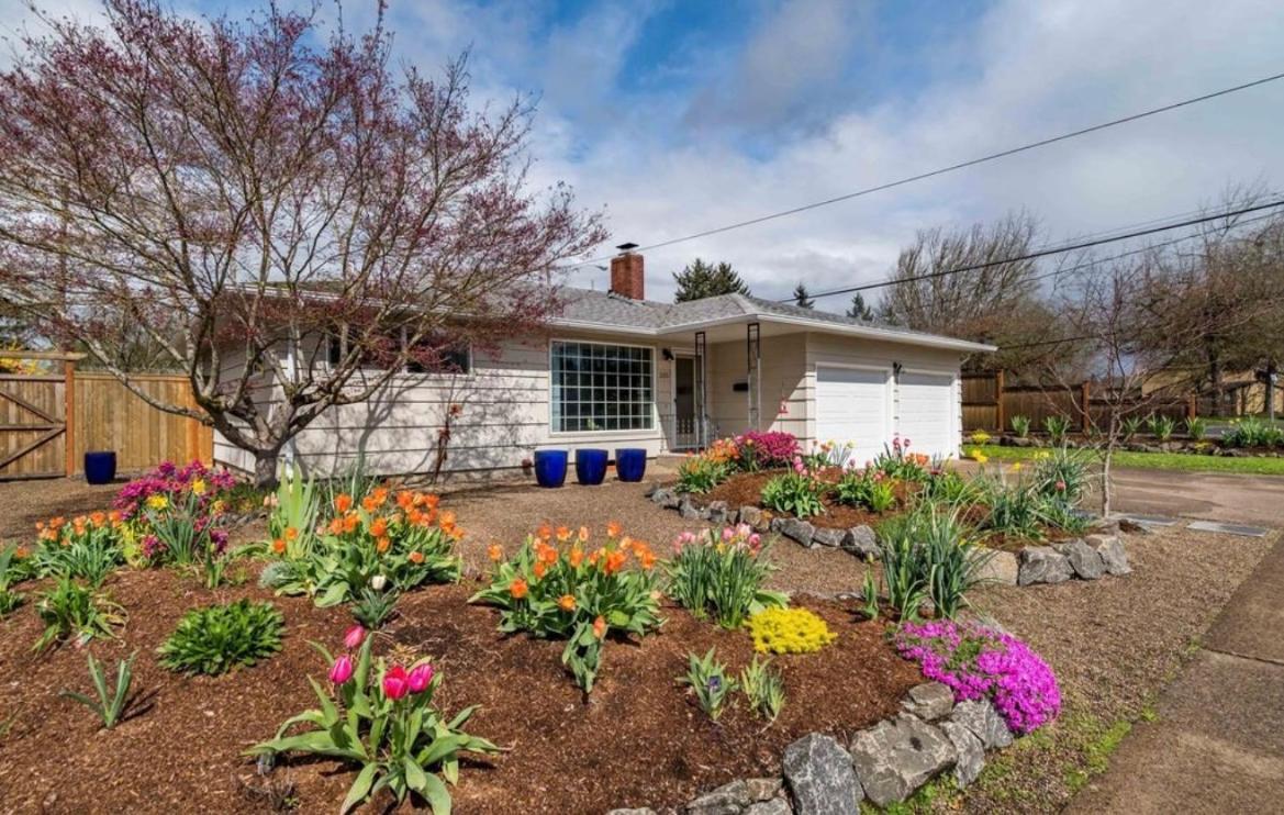 Colorful 50'S Ranch In The Heart Of Eugene Villa Exterior photo